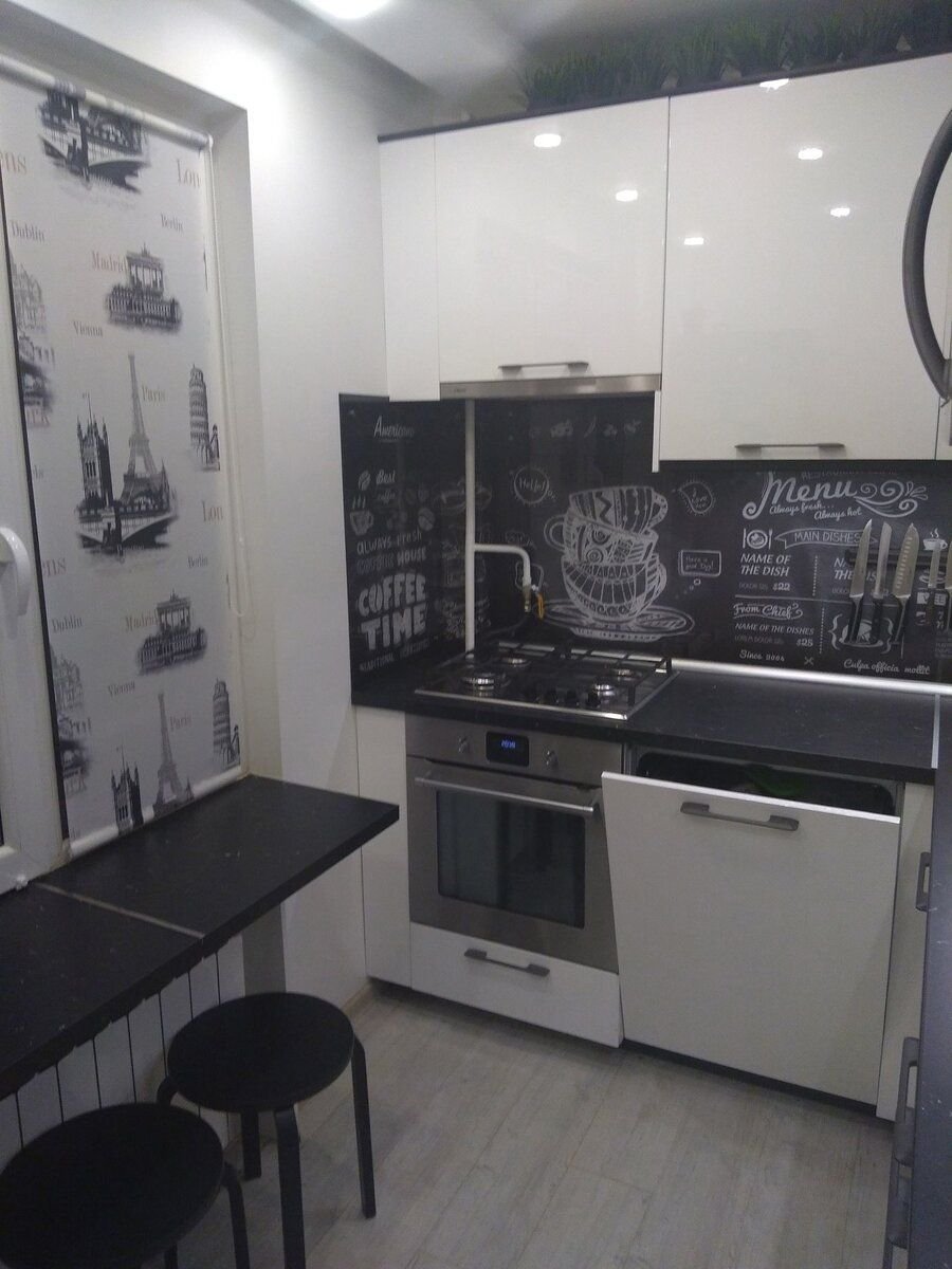 Черно белая кухня 5 кв м