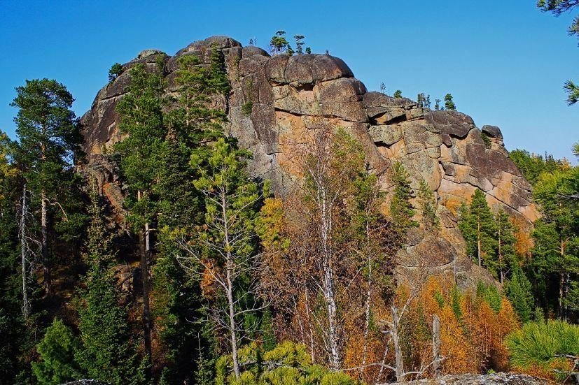 скальный останец гребешок зюраткуль. мегалиты алтая горная шория. куль тайга. тайга скалы. скалы тайга таскыл.