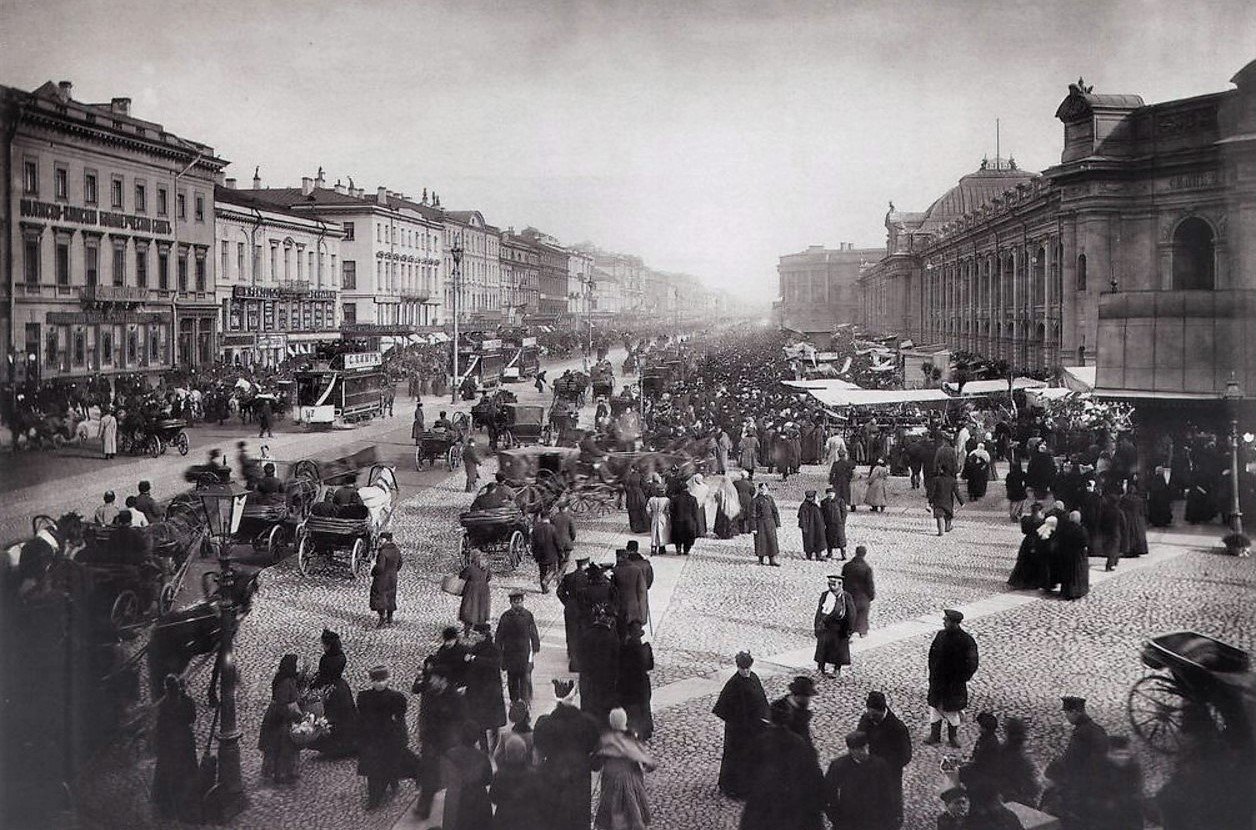 на площади полки темно в конце