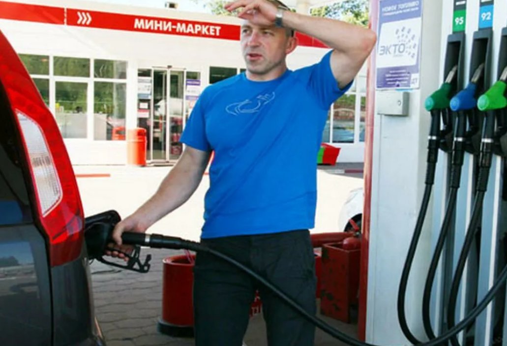 теслу заправляют бензином