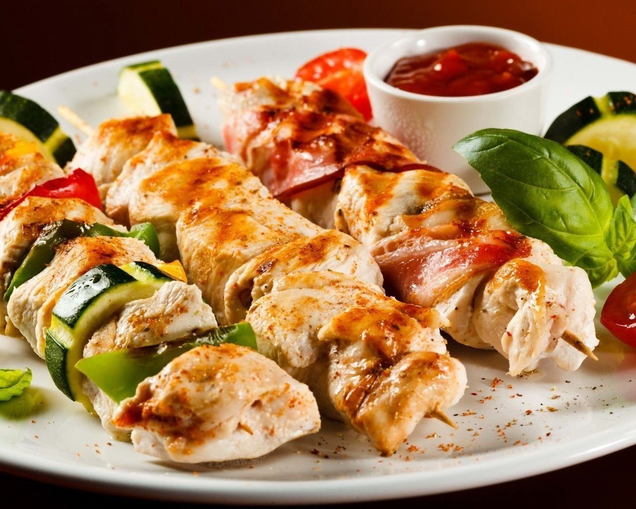 Шашлычки из куриного филе. Шашлык куриный. Шашлык из куриной грудки. Шашлык куриное филе на мангале. Готовый куриный шашлык.