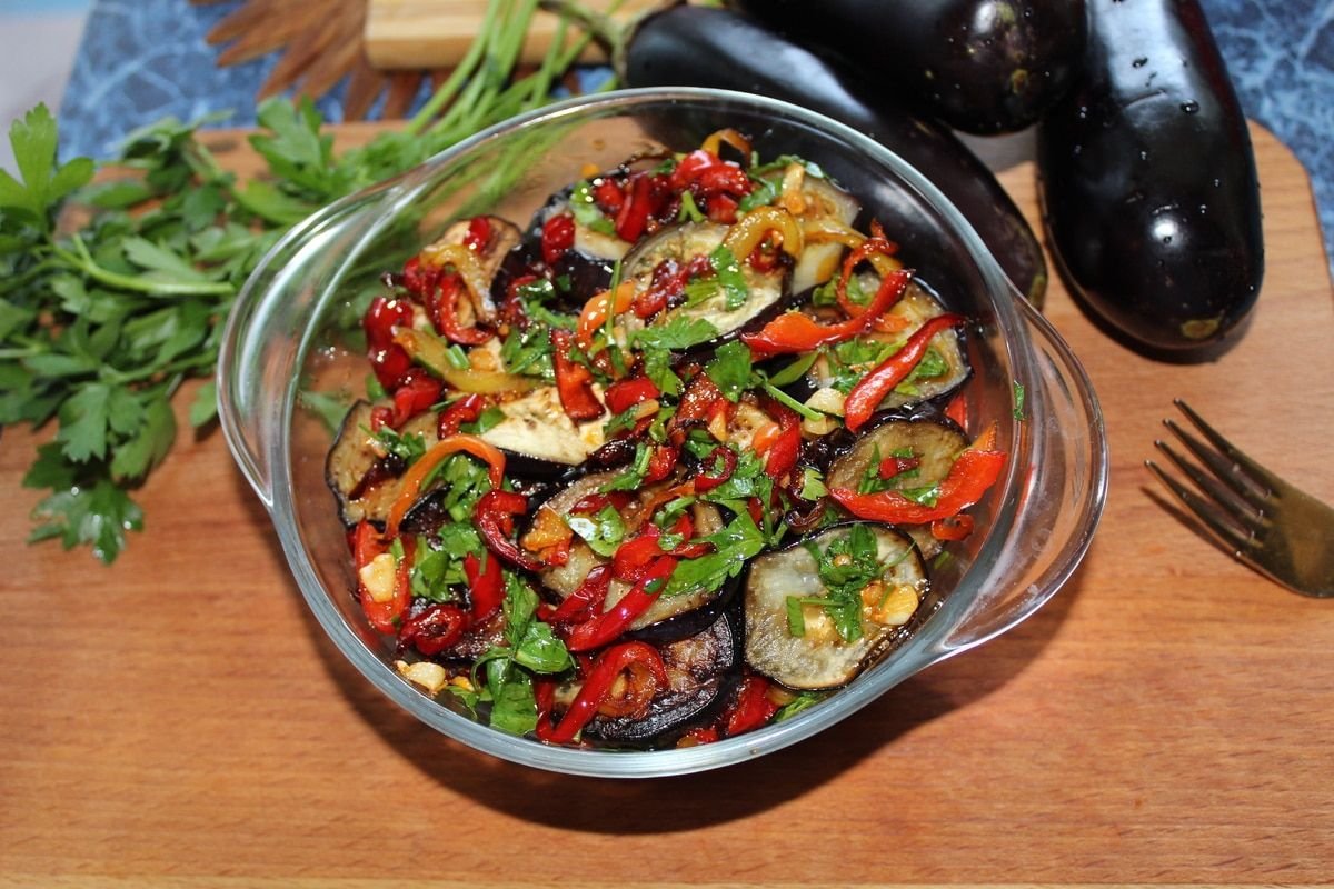 Салат теплый с баклажанами и помидорами и болгарским перцем рецепт с фото