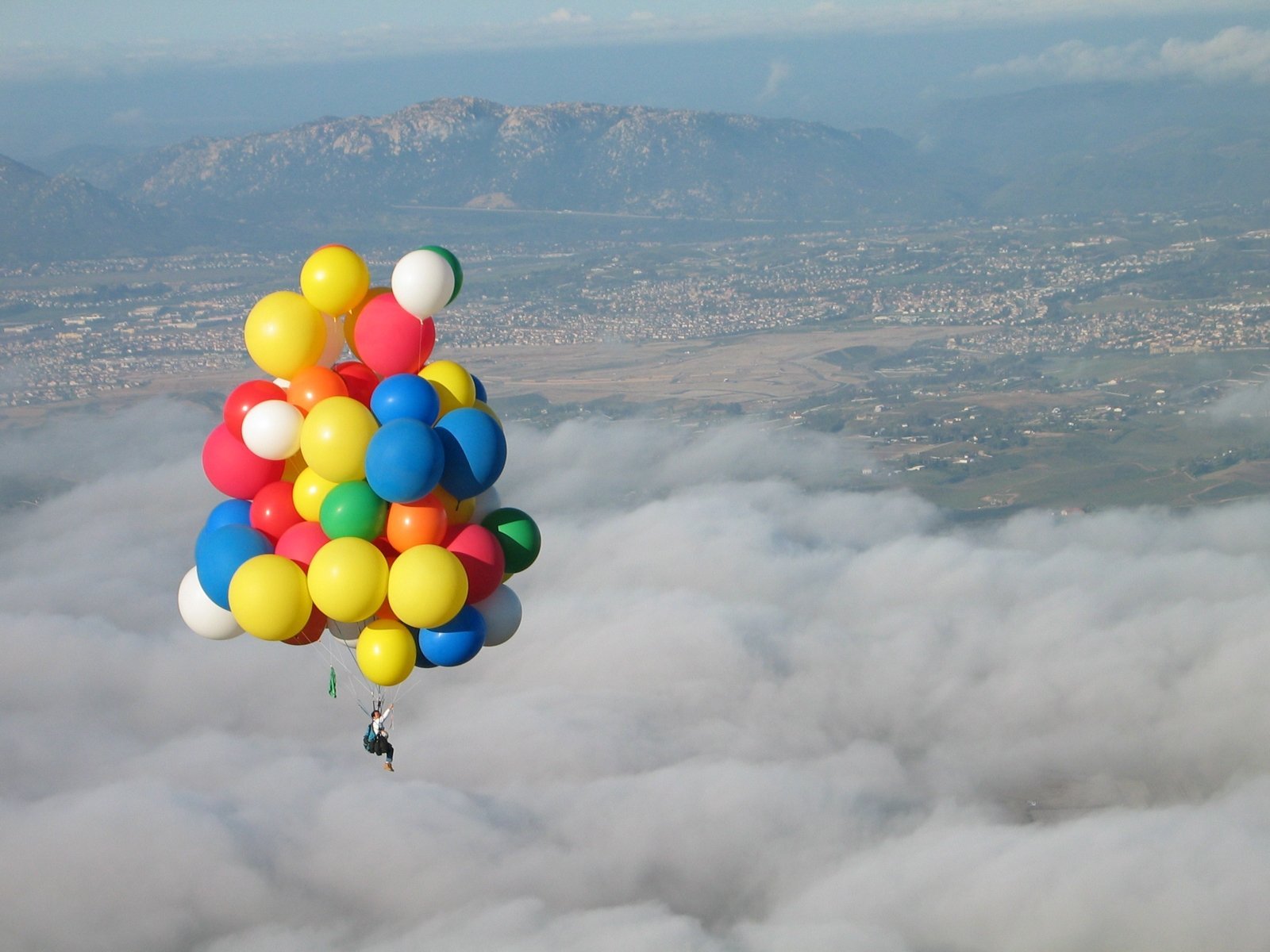 Человек на шарах в воздухе. Полет на воздушных шариках. Воздушный шарик. Шары воздушные в воздухе. Летающий воздушный шар.