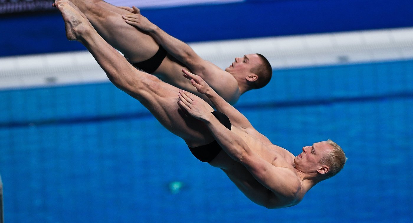 Спортсмен прыгает в воду. Кузнецов Евгений прыжки в воду Илья Захаров Чемпионат мира 2017. Евгений Кузнецов прыжки в воду прыгуны в воду России. Захаров и Кузнецов прыжки в воду. Чемпион мира по прыжкам в воду Евгений Кузнецов.