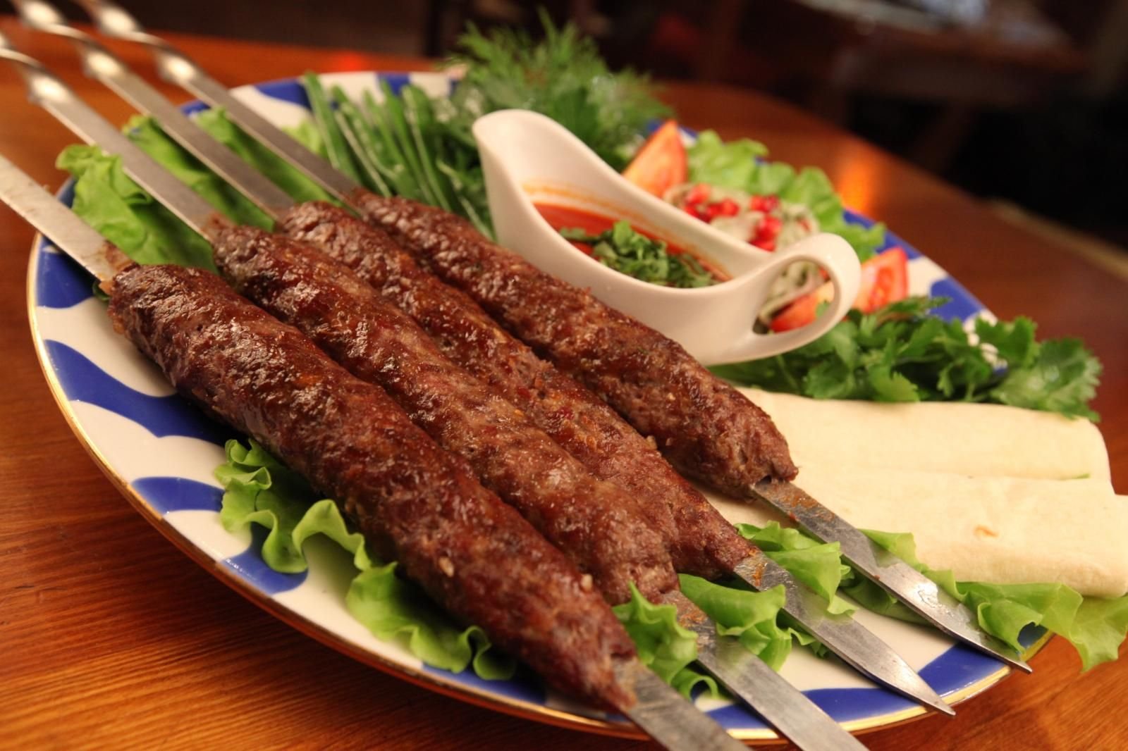 Рецепт приготовления люля. Люля кебаб говядина. Шашлык люля кебаб. Люля-кебаб (азербайджанское национальное блюдо). Азербайджанская кухня люля кебаб.