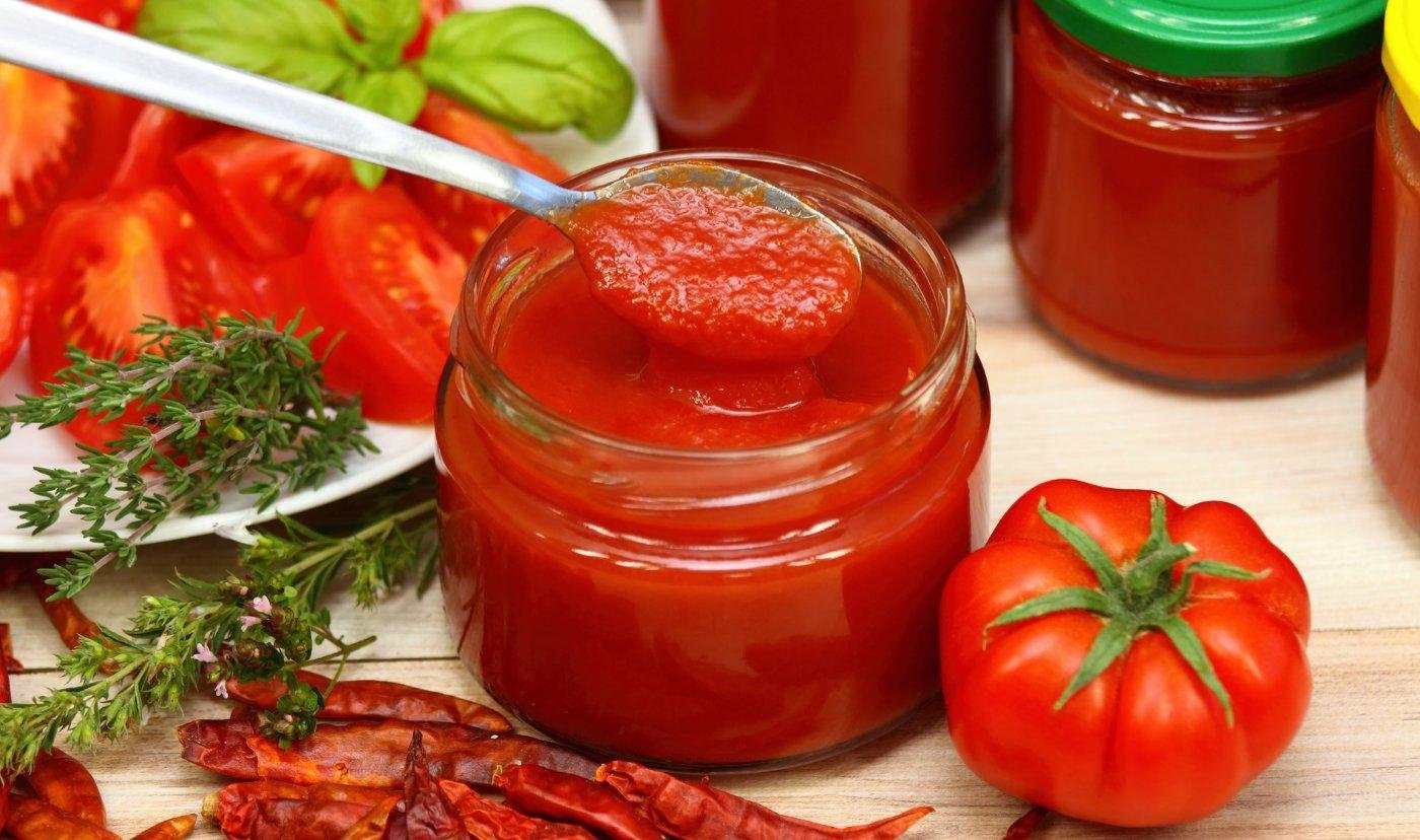 Вкусный рецепт томатного соуса. Кетчуп лечо помидорка. Кетчуп из помидоров на зиму. Томатная паста. Домашний кетчуп в банке.