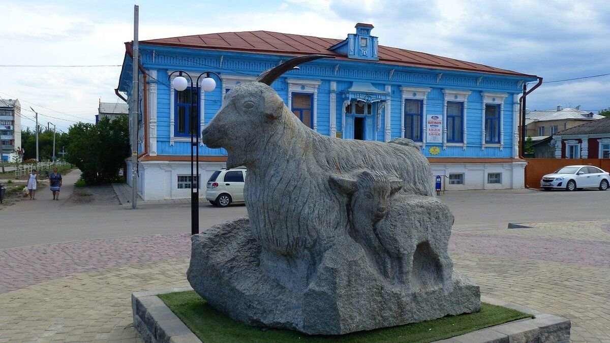 В Волгоградской области город Урюпинск памятник козе