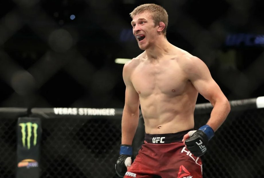 Гейджи холовей. Аллен боец UFC. Arnold Allen.