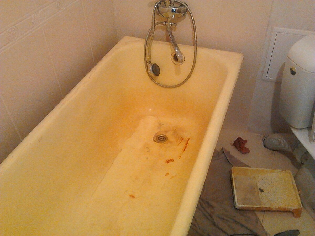 Чем отмыть желтое в ванной. Ржавая ванная. Ржавая чугунная ванна.