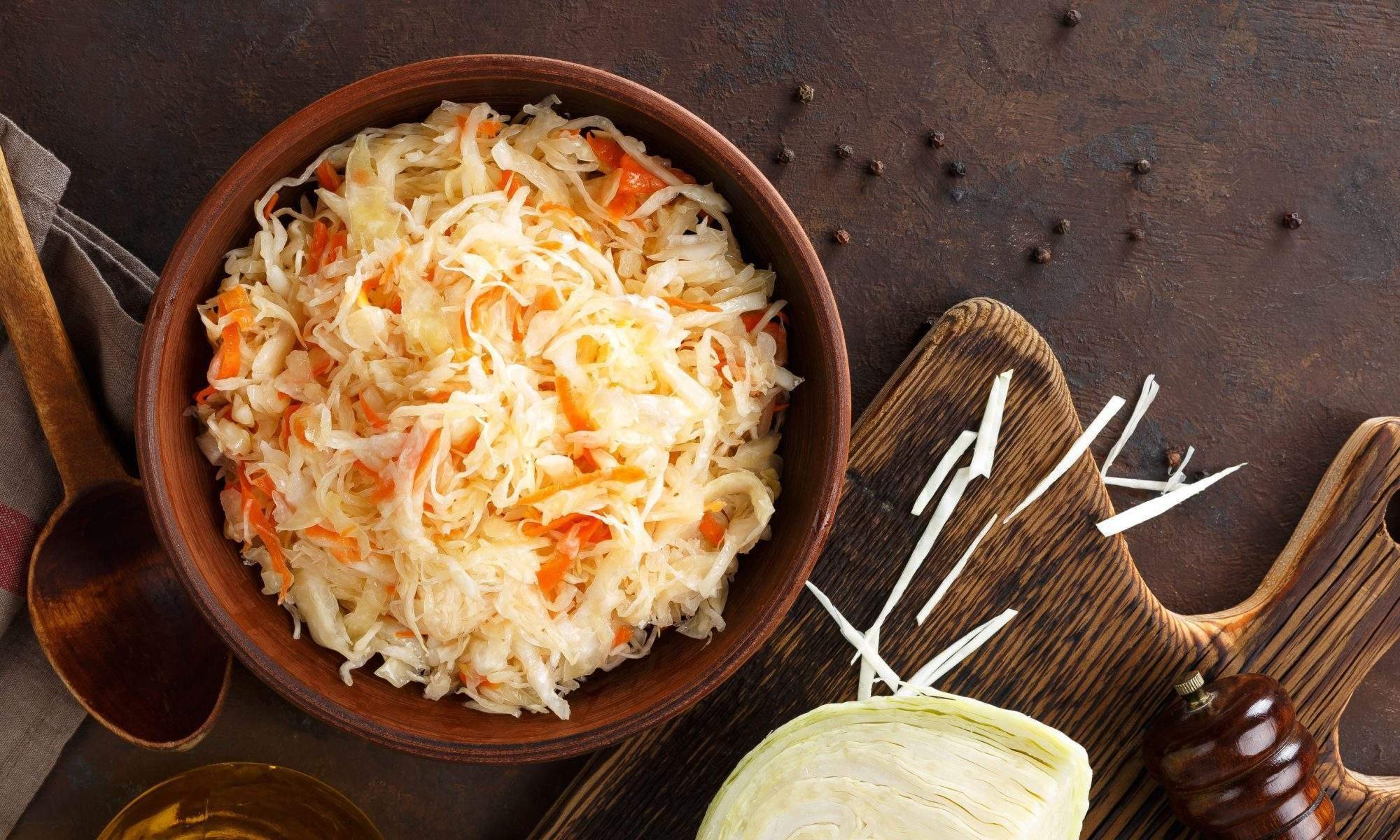 Классическая соленая капуста. Sauerkraut – квашеная капуста.. Кислая капуста зауэркраут. Капуста квашеная с морковью. Капуста шинкованная с морковью.