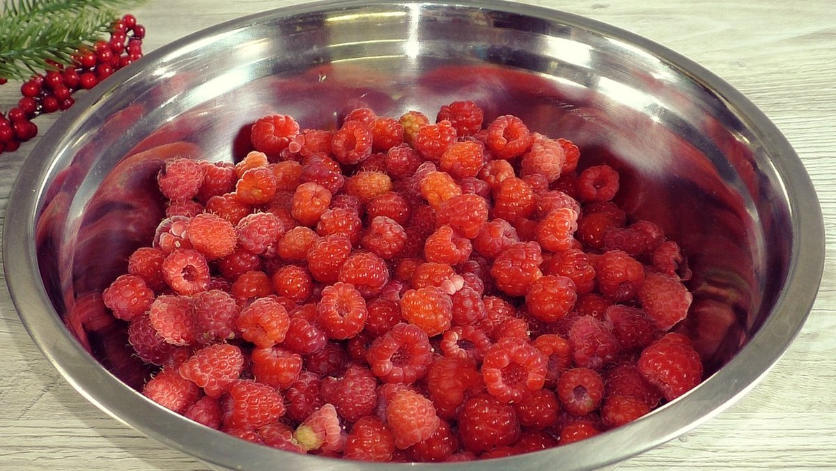 малиновая шестерка. сбор малины. клубника и рубли. малина лесная кустарник. сохранить малину.