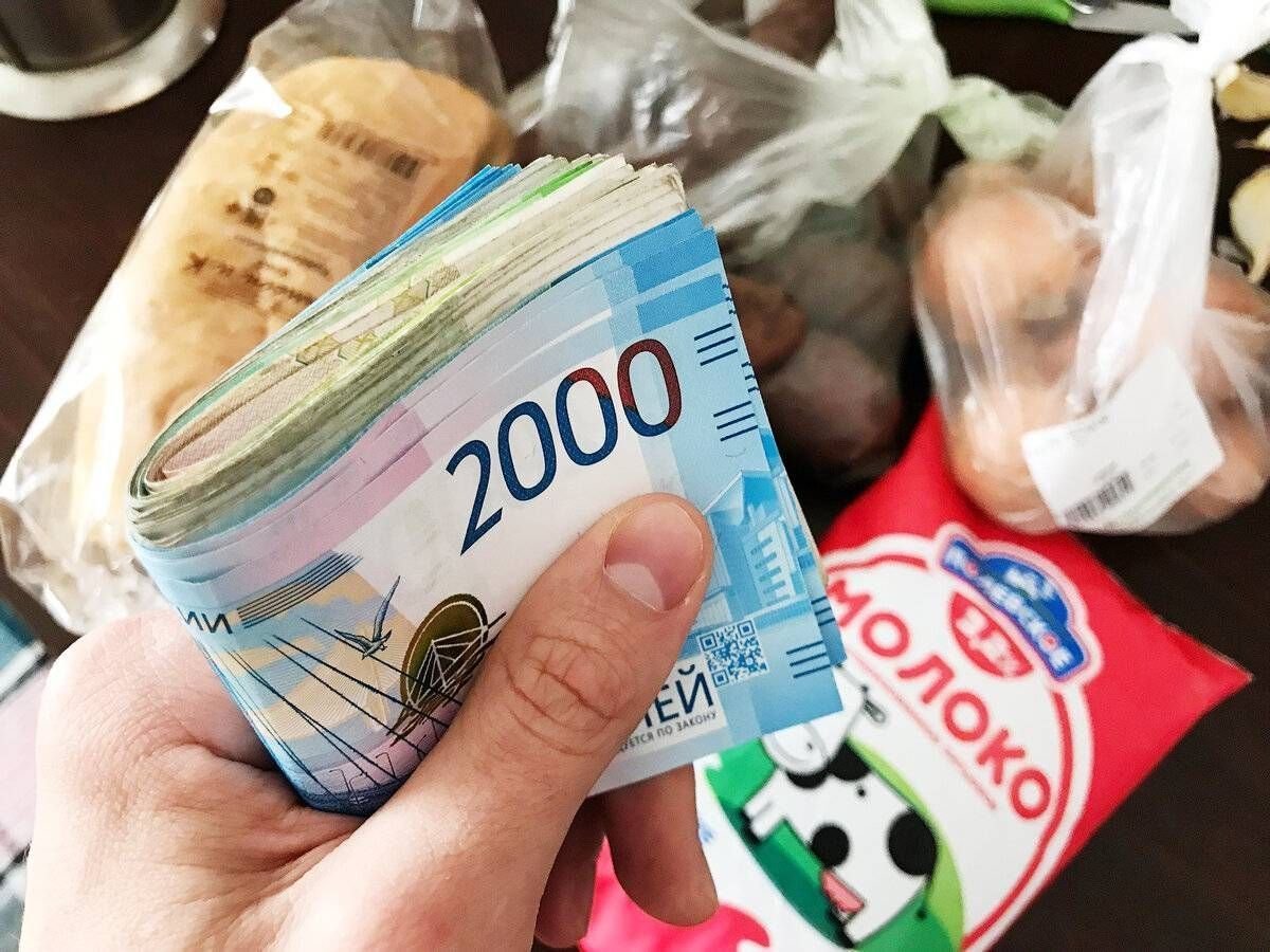 сэкономить на еде. деньги и продукты. деньги на продукты. потребительская корзина. деньги на тарелке.
