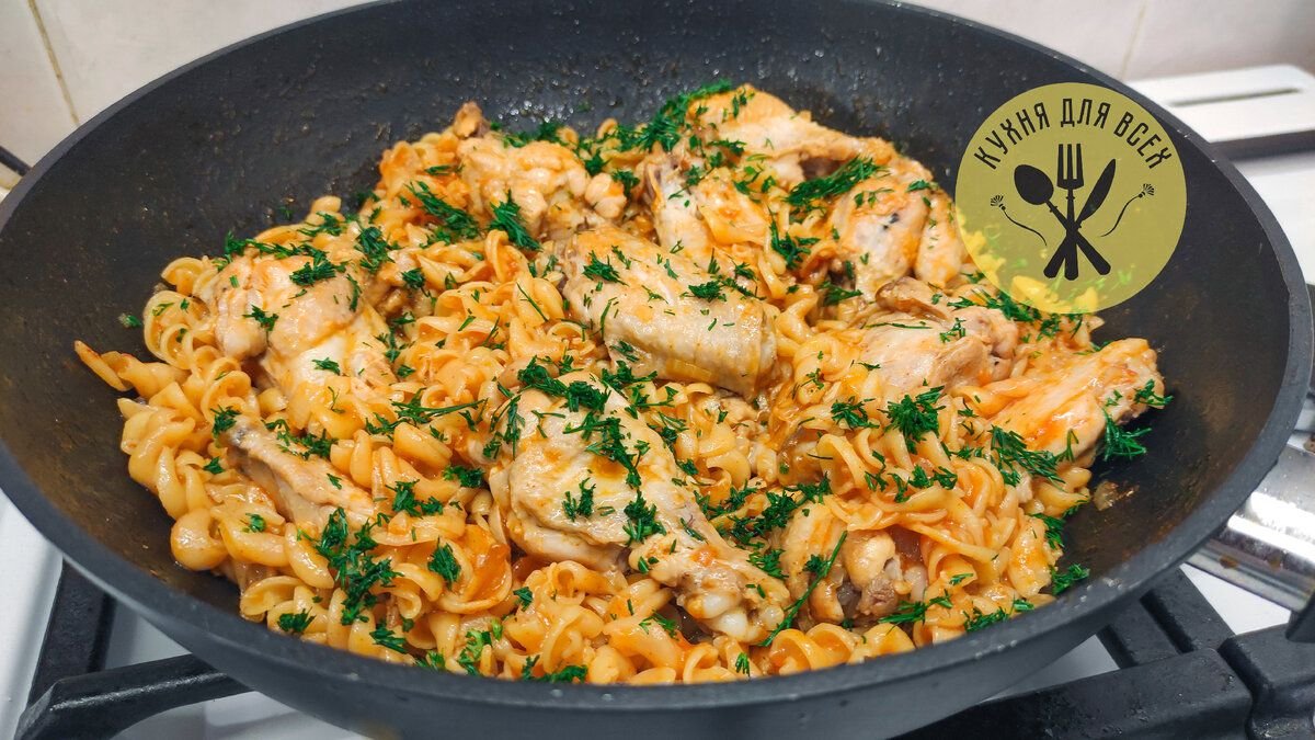 Макароны с курицей и овощами. Макароны с курицей. Курица и макароны что приготовить быстро вкусно. Спагетти с курицей в духовке. Курица и макароны что приготовить быстро вкусно.