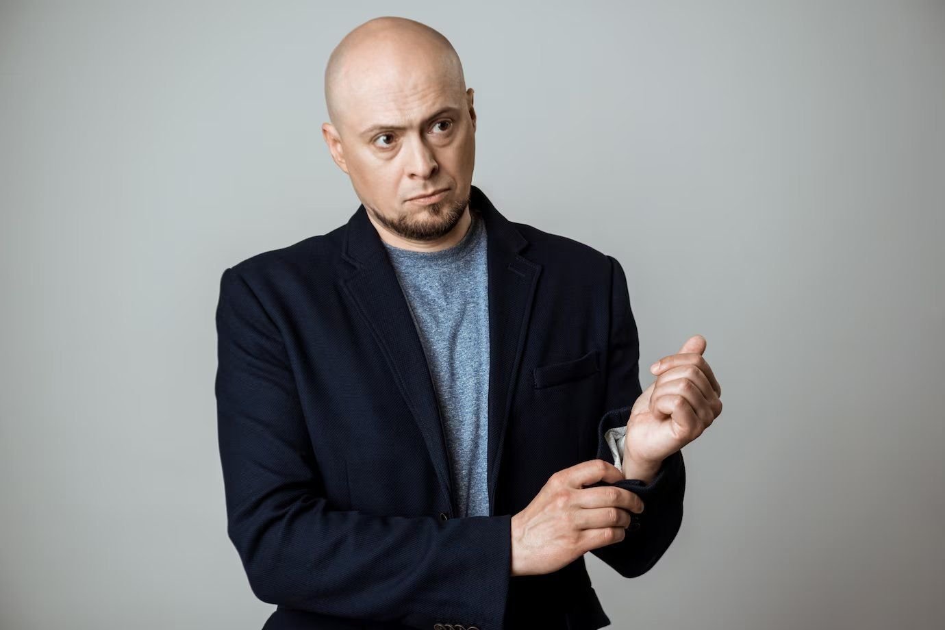 лысый бизнесмен. лысый руководитель за столом. вячеслав гандапас. лысый бизнесмен фото. актеры с именем джон.