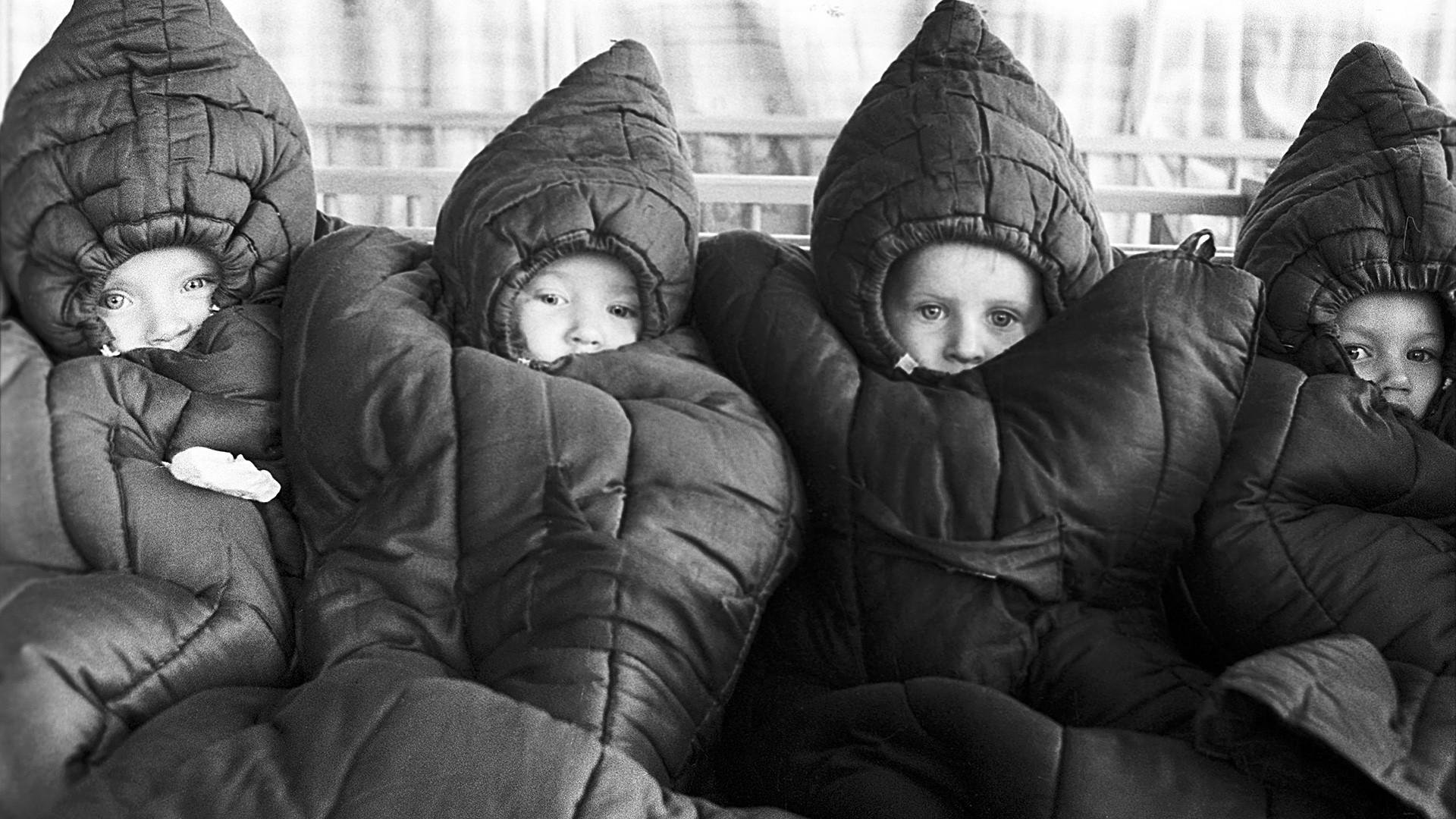 Советские дети спят на улице