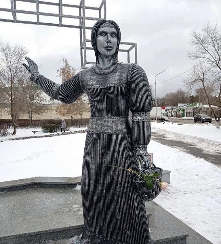 Памятник бесчувственной женщине картинка