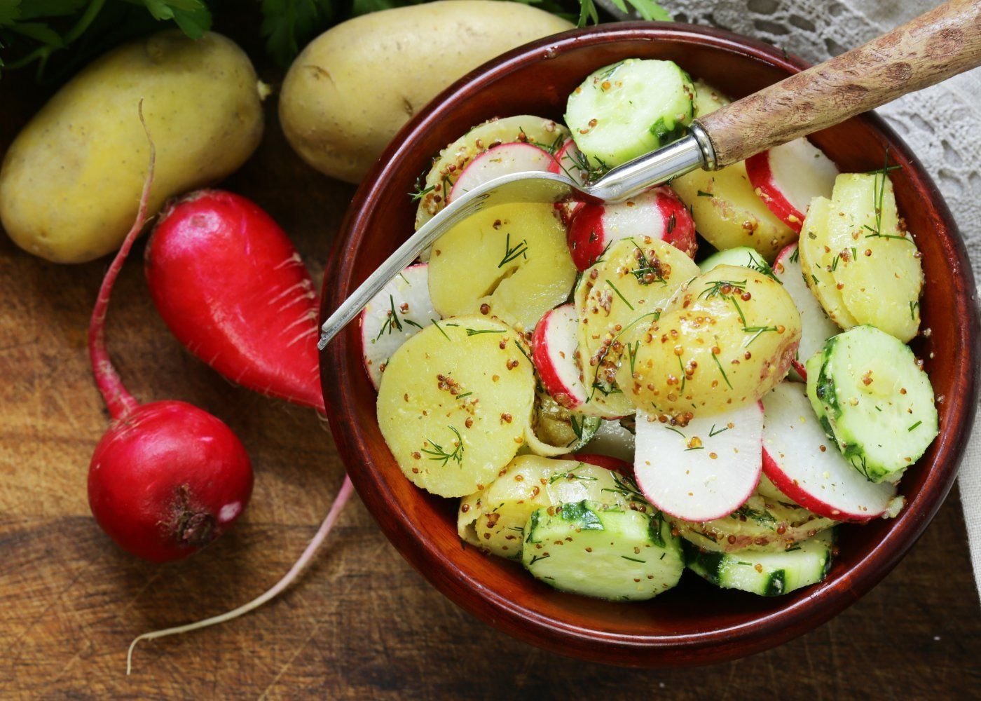 Картофельный салат с редисом и огурцом
