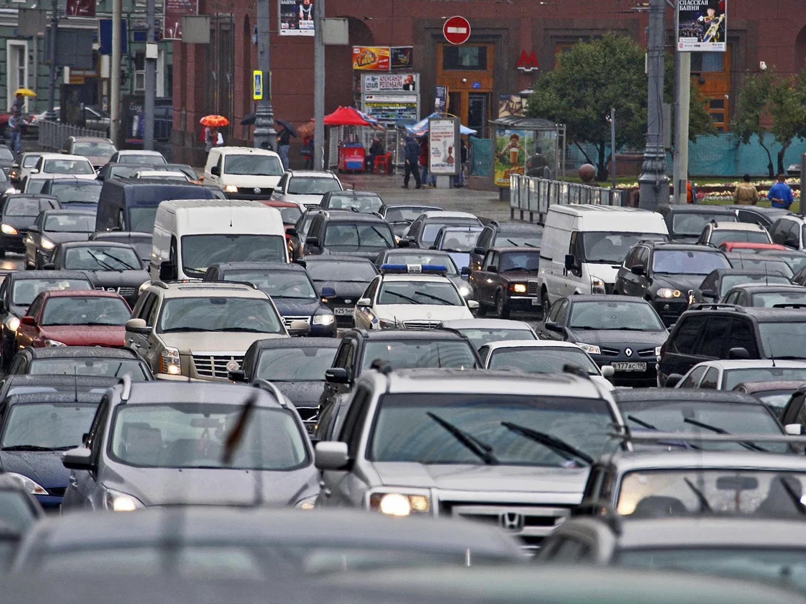 Машин станет меньше. Куча машин. Несколько автомобилей. Машин станет меньше. Европейские машины.