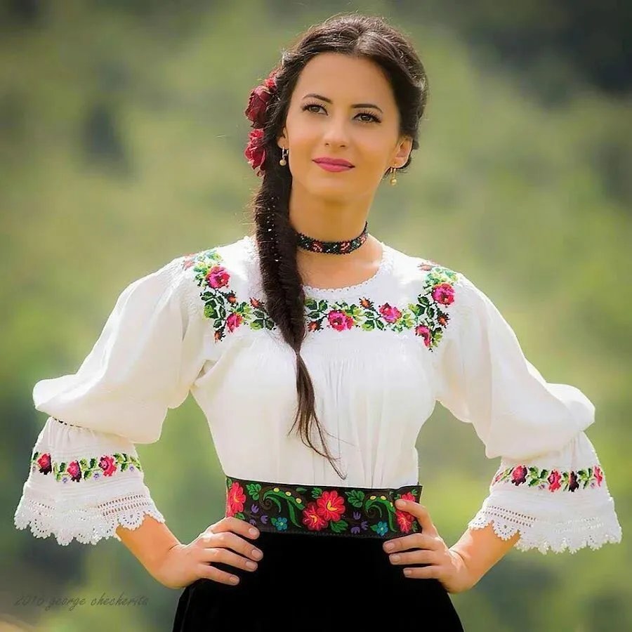 Красивая Украинка в национальном костюме