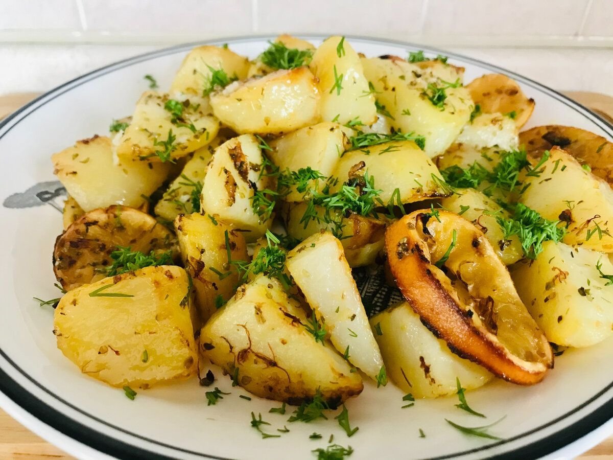 Вареная картошка с рыбой. Запеченный бейби картофель. Картофель по гречески. Греческая картошка. Бейби картофель с чесноком и укропом.