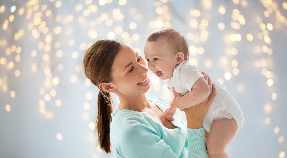 Фото маман. Молодые мамы. Удивлённая молодая мама с ребёнком. Маман фото. Mon bebe moment Yael Naim.