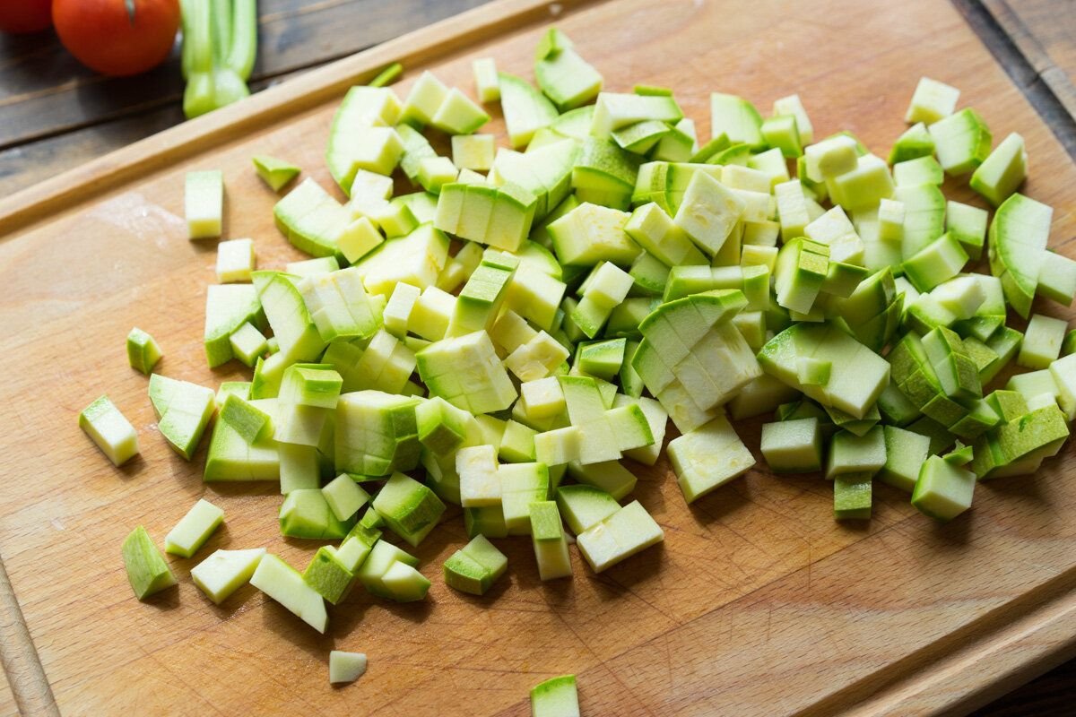 кабачки режу. цукини нарезанные кружочками. нарезка овощей кружочками. кабачок нарезанный. кабачки порезатьрубики.