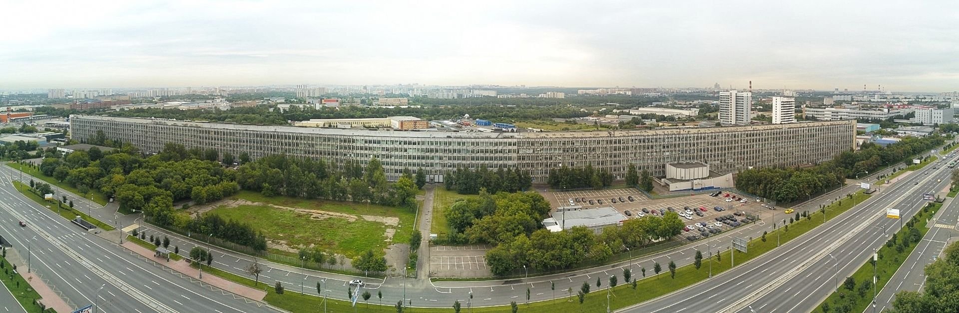 Самый длинный дом в москве. Лежачий небоскреб на Варшавском шоссе. НИЦЭВТ на Варшавском шоссе. Самый длинный дом в Москве Варшавское шоссе 125. Здание на Варшавке 125.