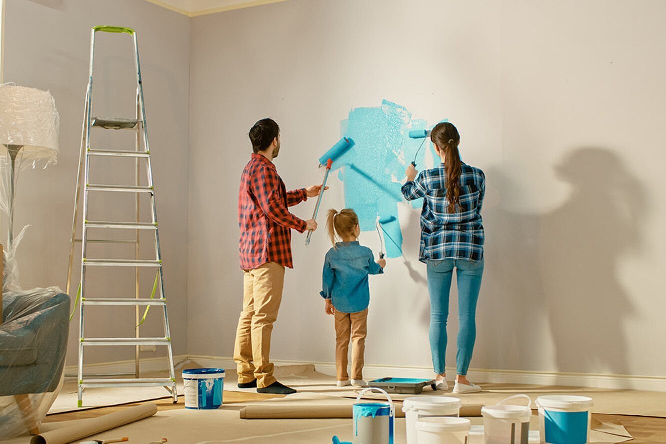 Жить и делать ремонт. Покрашенные стены. Покрашенные стены в квартире. Семья делает ремонт. Семья красит стены.