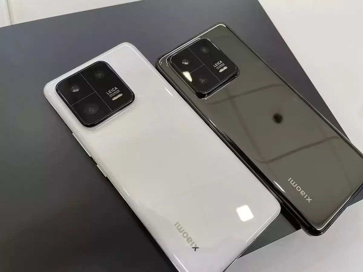 Два цвета смартфона Xiaomi 13 Pro
