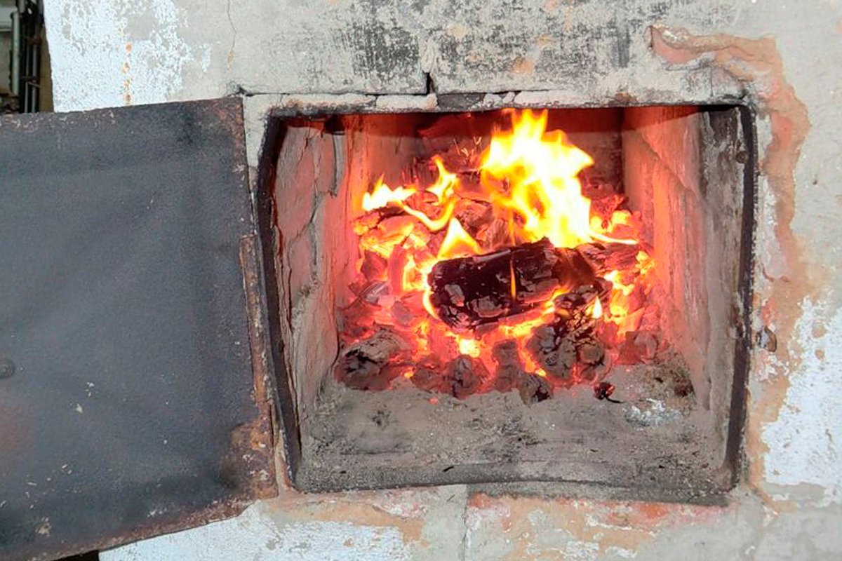 Чем топить печь. Неисправная печь. Неисправное печное отопление. Сгоревшая печь. Печные пожары.