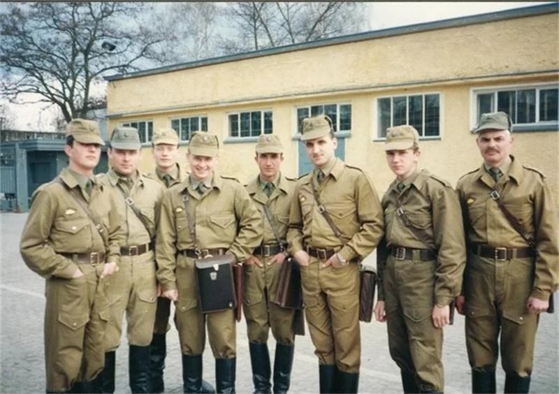 Солдаты гсвг. Солдат Советской армии в ГСВГ. ЗГВ Германия. Форма Советской армии ГСВГ. ЗГВ Германия 1990-1992.