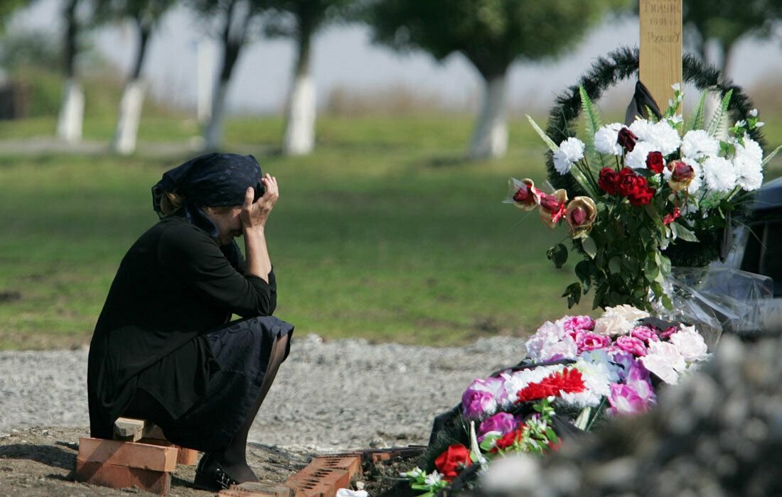 Потеря супруга. Трагедия в Беслане 1 сентября 2004 года. Трагедия в бесланской школе. Фильм о Беслане город ангелов. Беслан. 2004. Черный сентябрь.