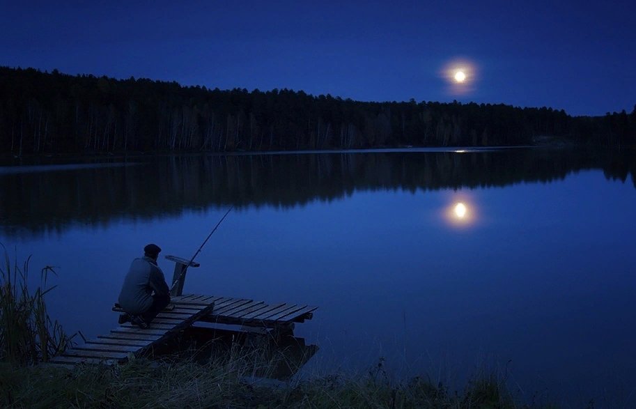 Уснули рыбаки у сонных огоньков ветрило. Уснуло озеро безмолвен лес Фет. Ночная рыбалка. Ночная рыбалка на озере. Рыбак ночью.