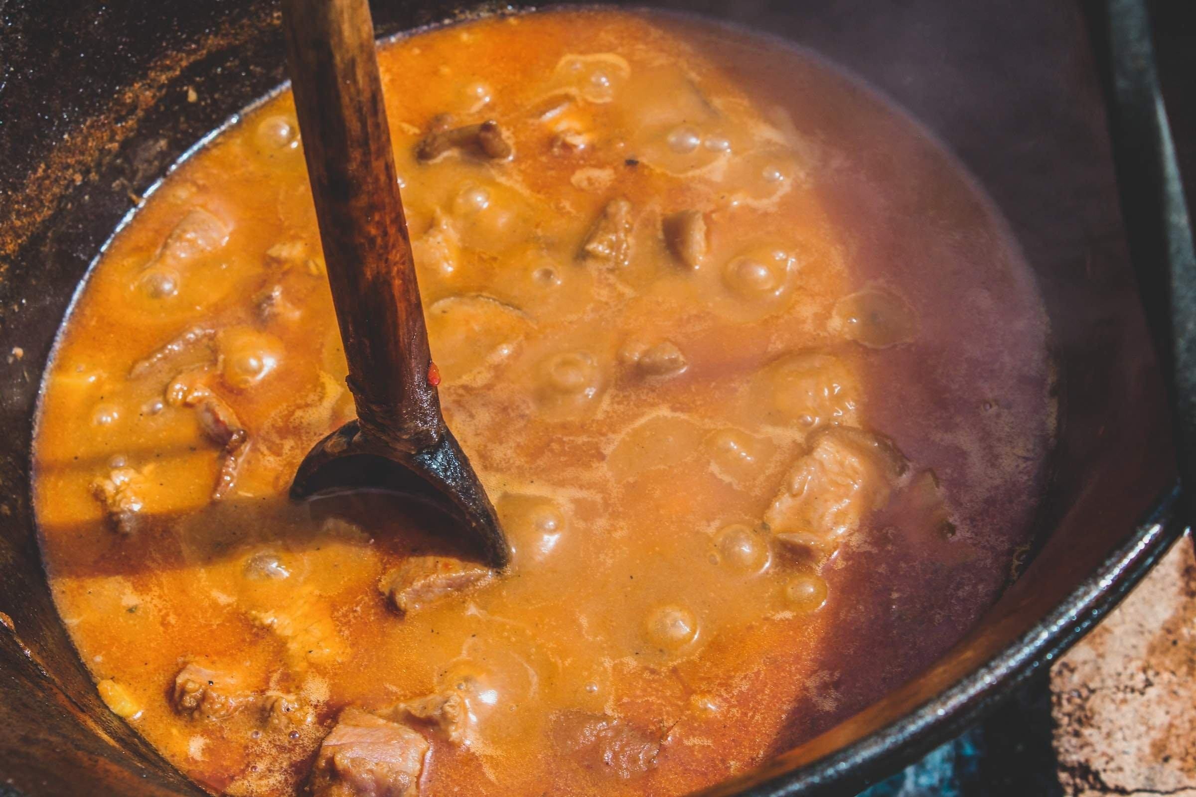 Рецепт подливы с мукой с фото. Мясо с подливкой. Подлива в школьной столовой. Жизнь с подливкой. Подливка к мясу 4 буквы.