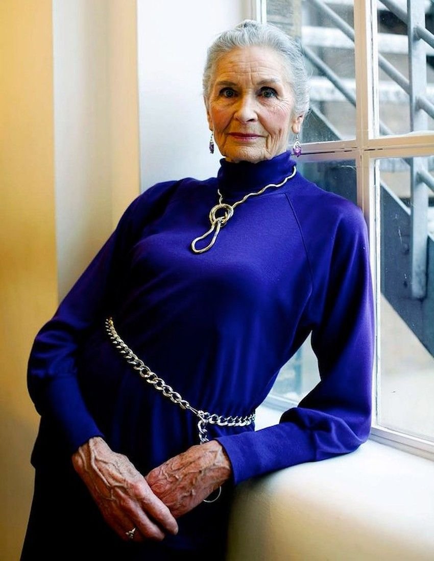 Yazemeenah rossi в молодости. Возрастная модель татьяна неклюдова. Кармен делль орефайс 2019. Модель олдушка ольга кондрашева. Улыбчивая пожилая женщина.