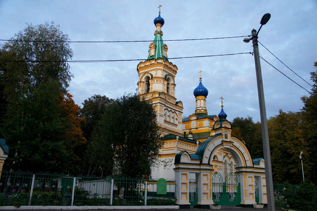 Храмы перми. Воскресенская Церковь (Пермь). Церковь в Кондратово Пермь. Успенский храм Пермь Разгуляй. Церковь при Егошихинском кладбище.