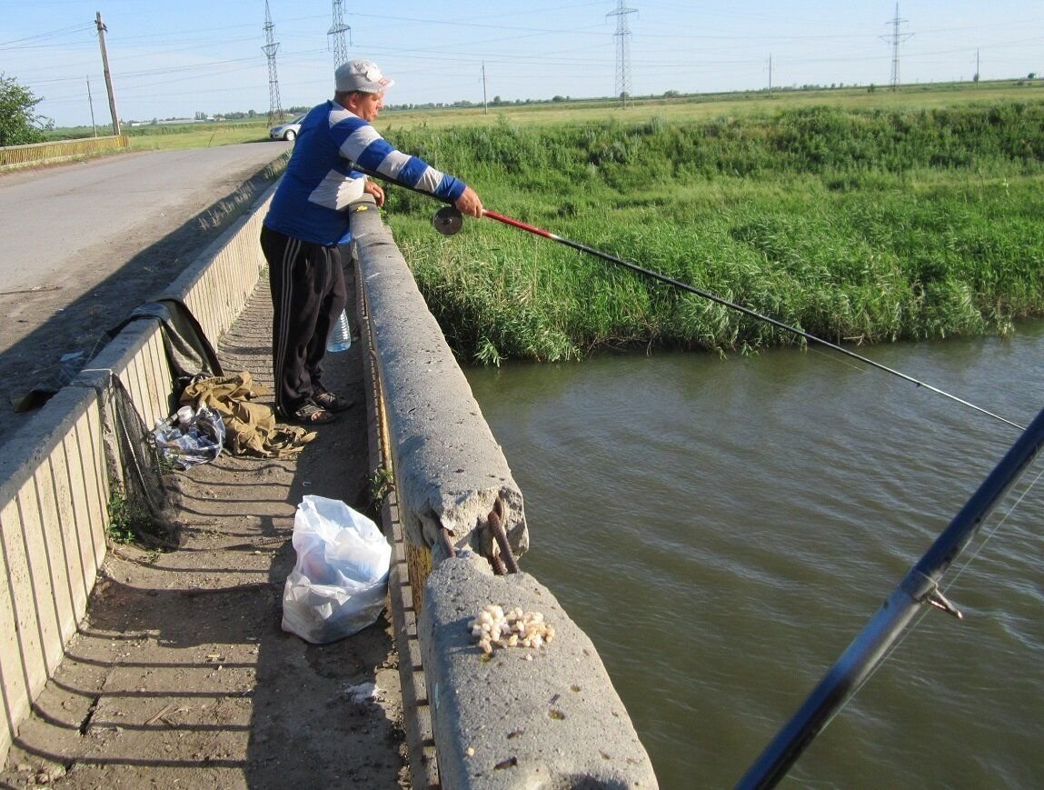 Можно ли рыбачить с берега. Мост для рыбалки. Рыбаки на мосту. Ловля с моста. Рыбалка на плотине.