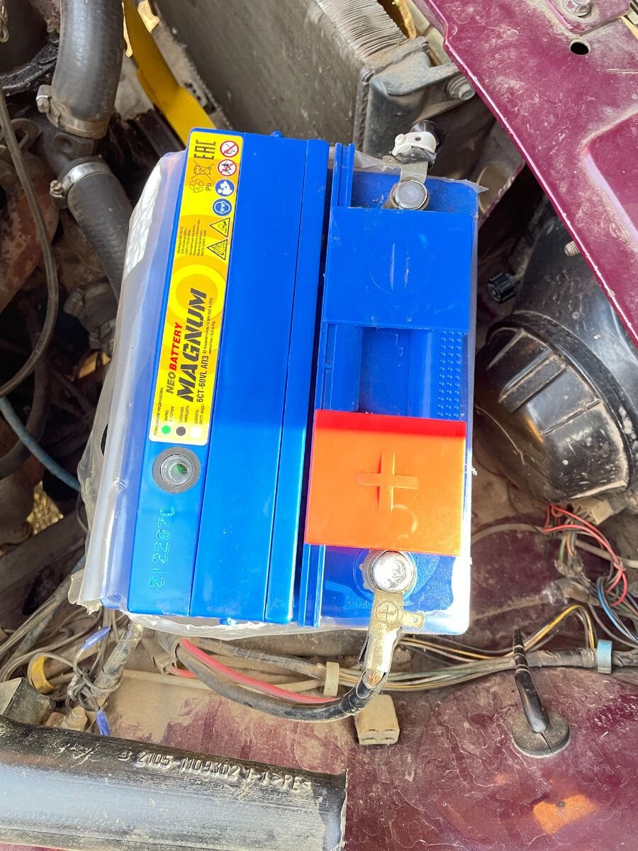 Заряжать аккумулятор дома. Клеммы аккумуляторные для зарядки. Заряженный аккумулятор. Заряжать заряженный аккумулятор. Как не портить аккумулятор.