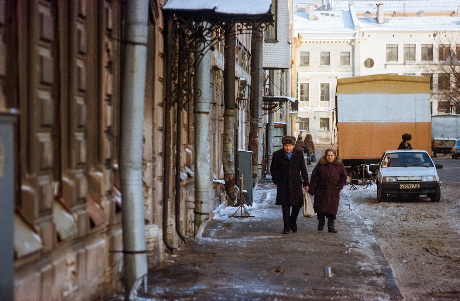 Куйбышев ленинград. Ленинград 1990 год. Улица Миллионная Санкт-Петербург 90е. Санкт-Петербург в 1990-е. Петербург в 90-е годы.