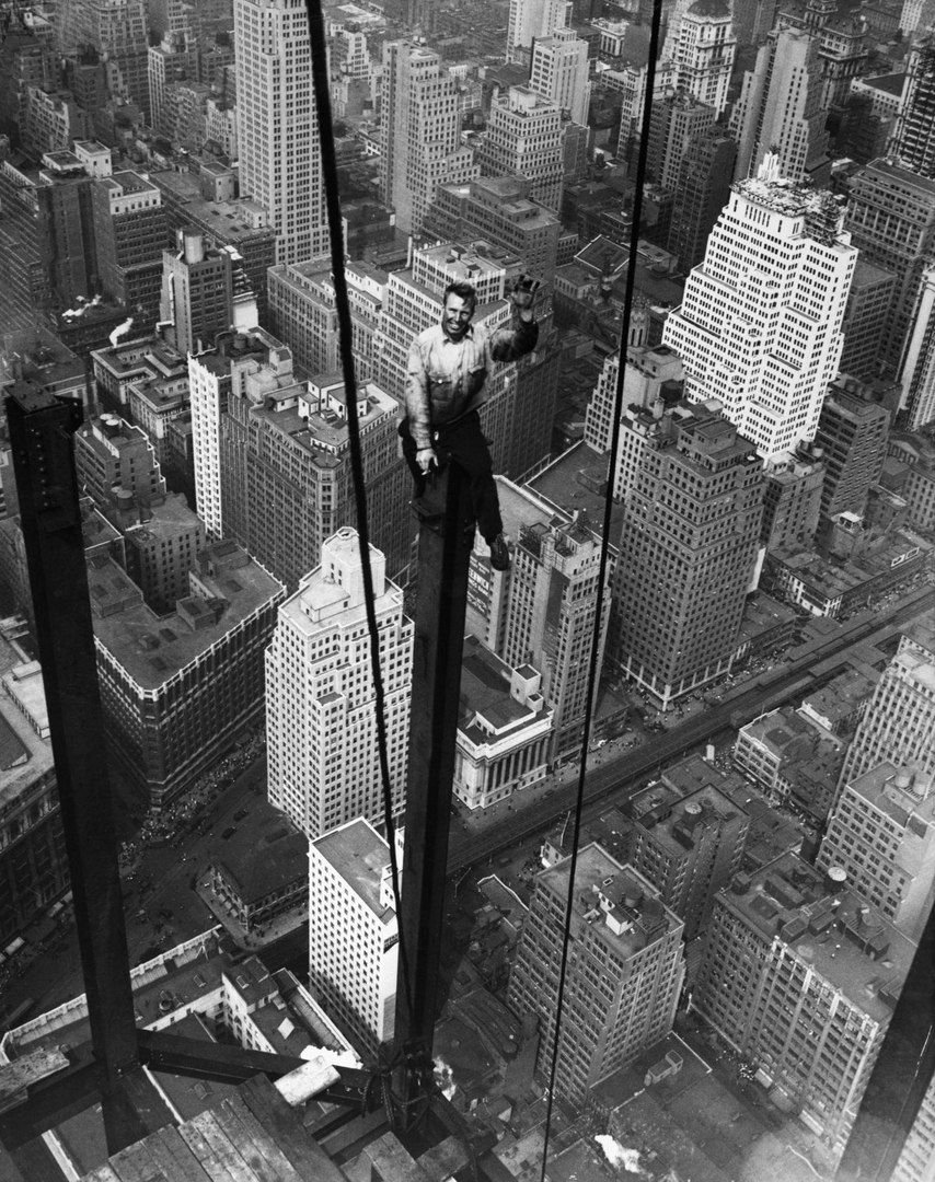 Фото рабочих на небоскребе в нью