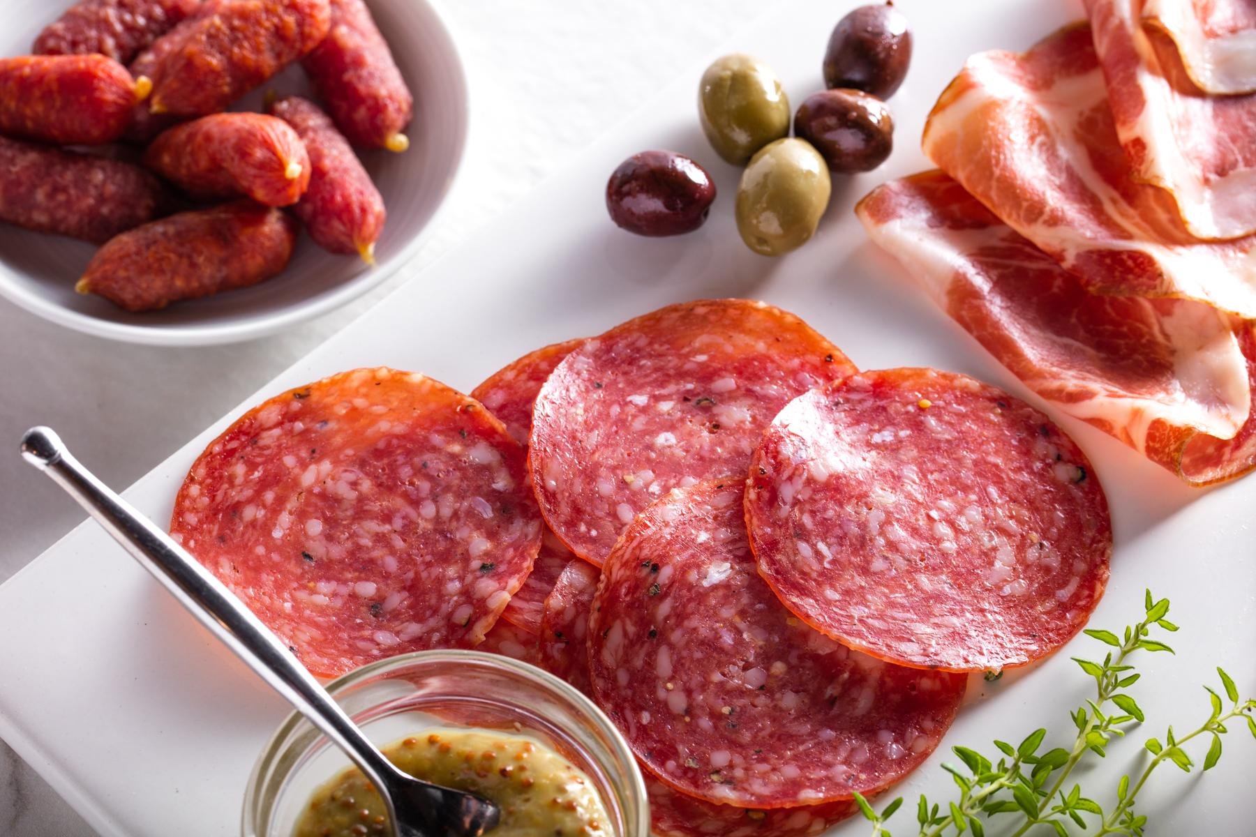 Колбаса останкино салями итальянская сырокопченая нарезка 150г. Колбаса сырокопченая «зернистая особая» 1сорт светофор. Нашида салями. Salami chicken background. Нашида салями.