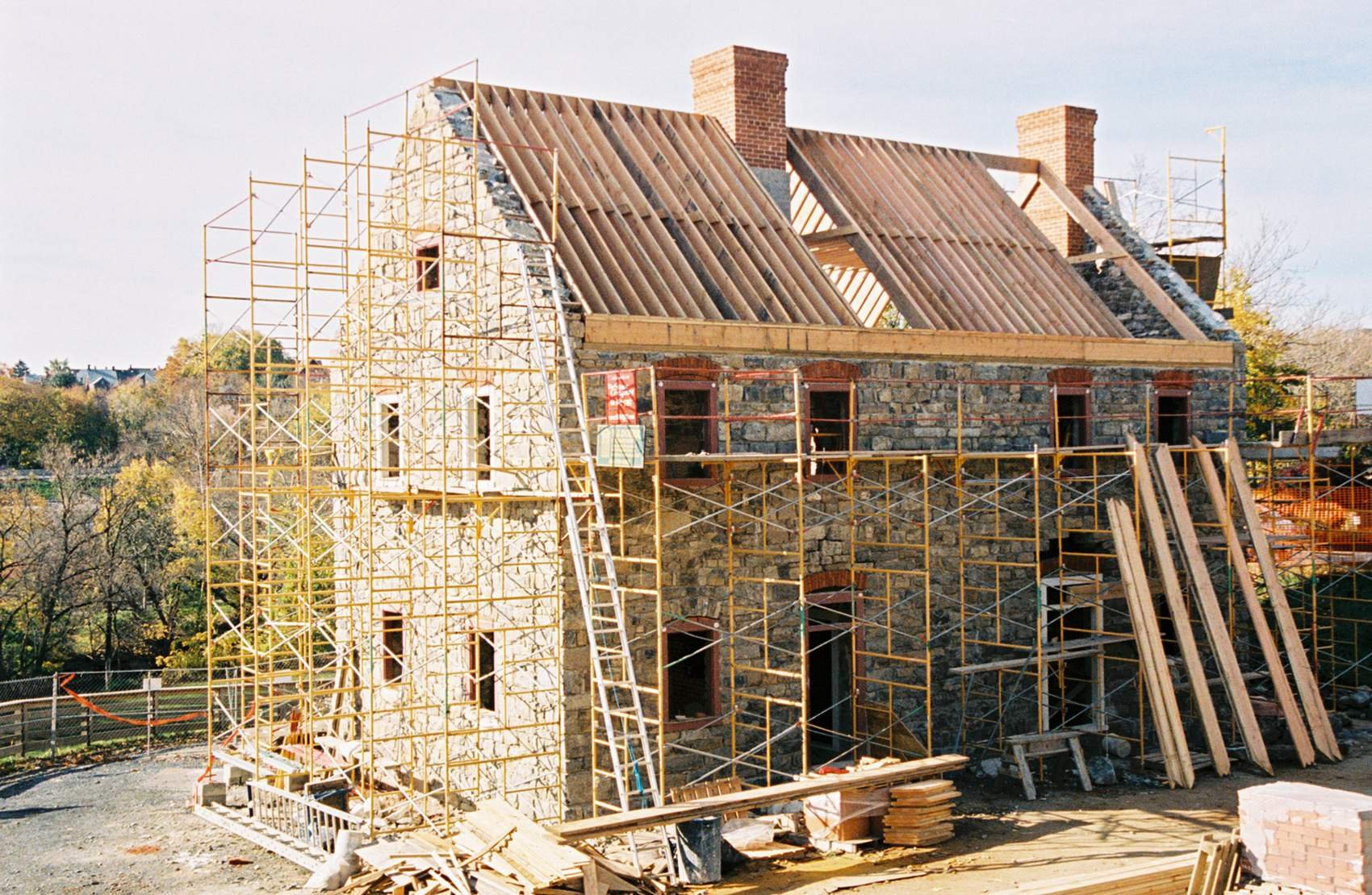 частный дом стройка. стройка домов. стройка коттеджа. строящийся коттедж. строящийся частный дом.