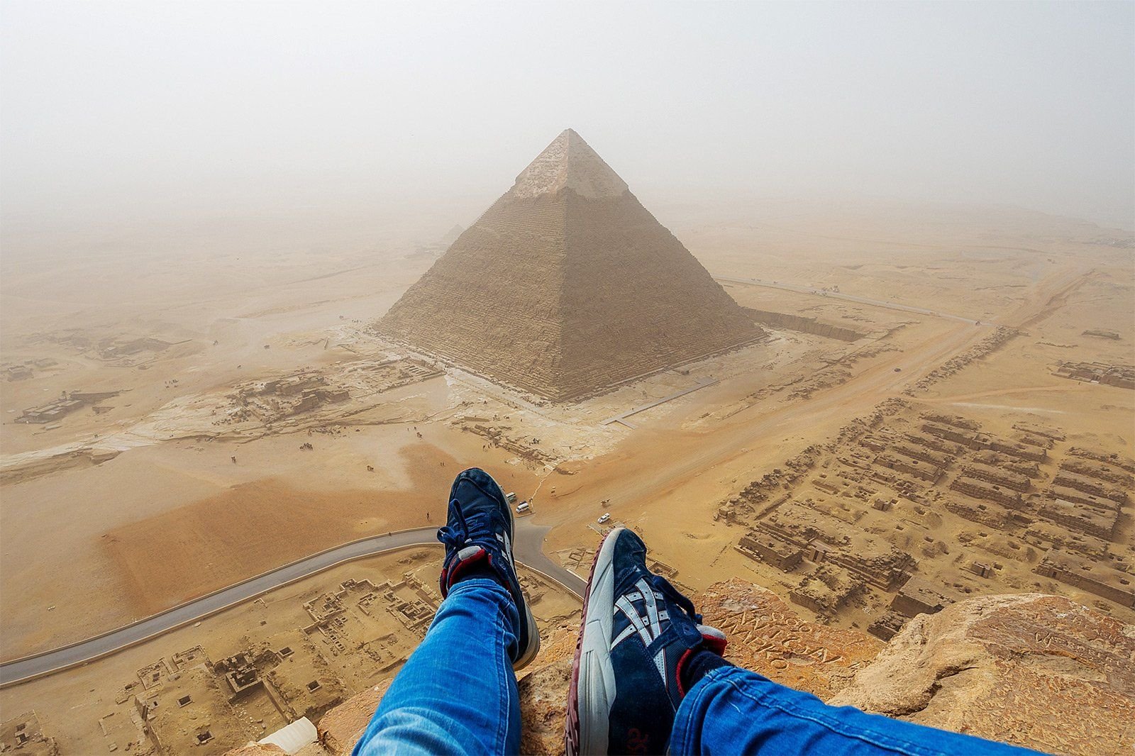 я на фоне пирамид