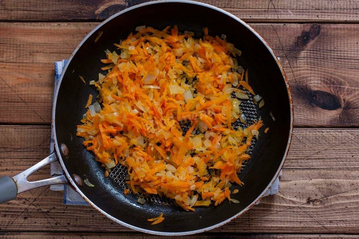 Сельдерей на сковороде рецепты. Пассированные лук и морковь. Лук морковка пассеровка. Жареная морковь с луком.