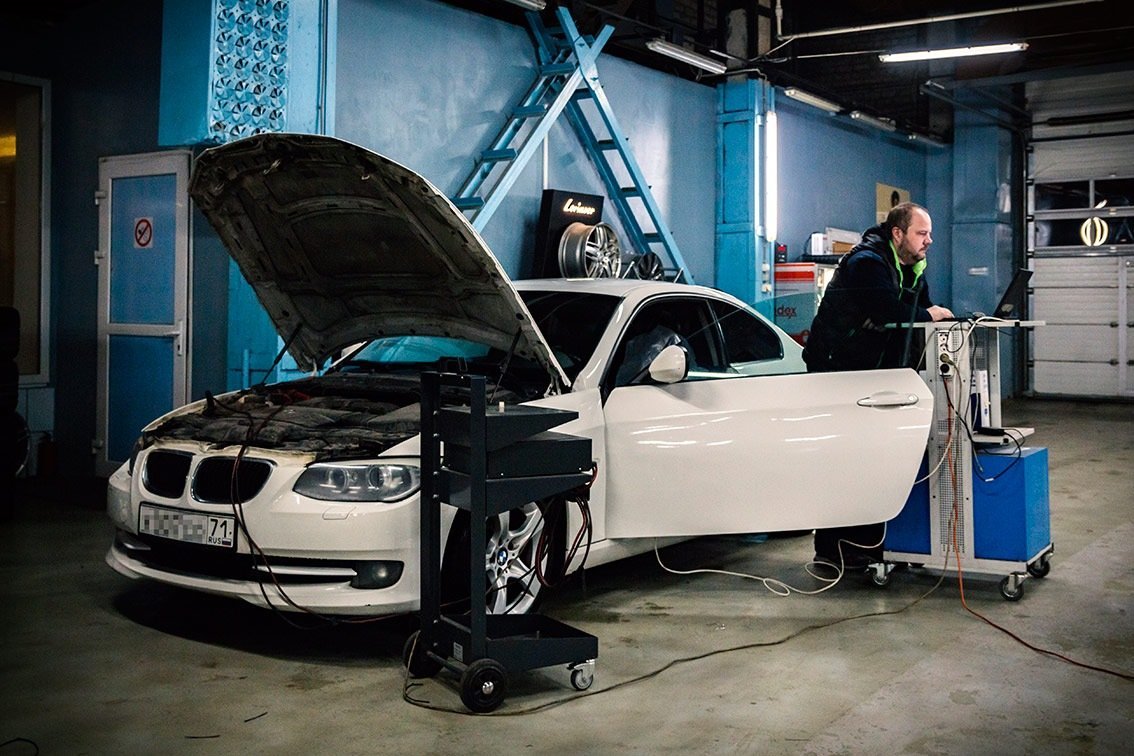 Сервис машин. БМВ Вавилова автосервис. Техническое обслуживание BMW. БМВ В автомастерской. BMW сервис.