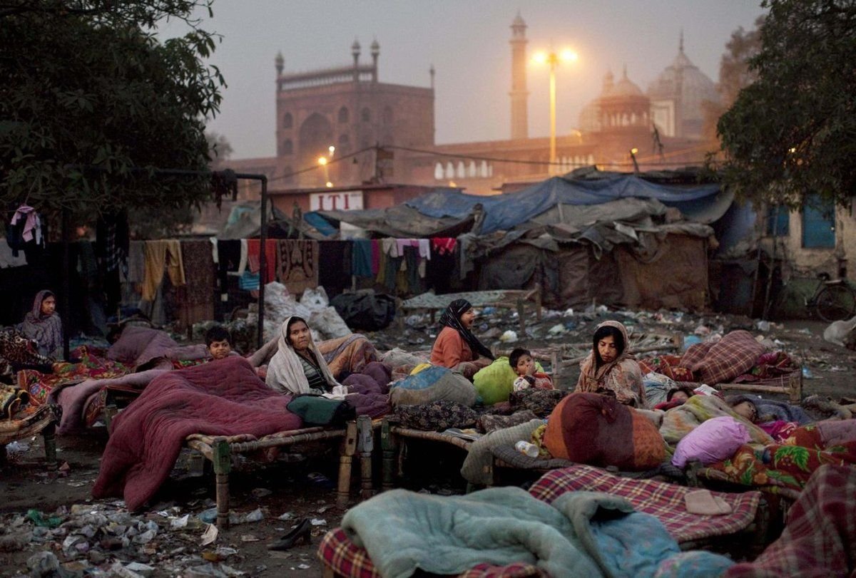 Люди живут все беднее. Индия Нью-Дели трущобы Нью. Индия Дели антисанитария. Нью Дели трущобы.