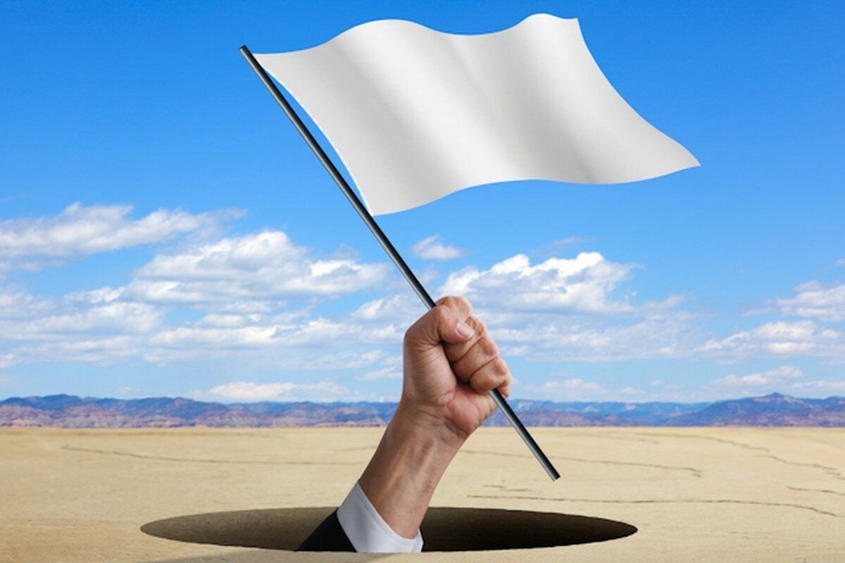 Белый флаг перемирия. Белый флаг капитуляции. Флаг капитуляции. Флажок белый. Белые флаги.