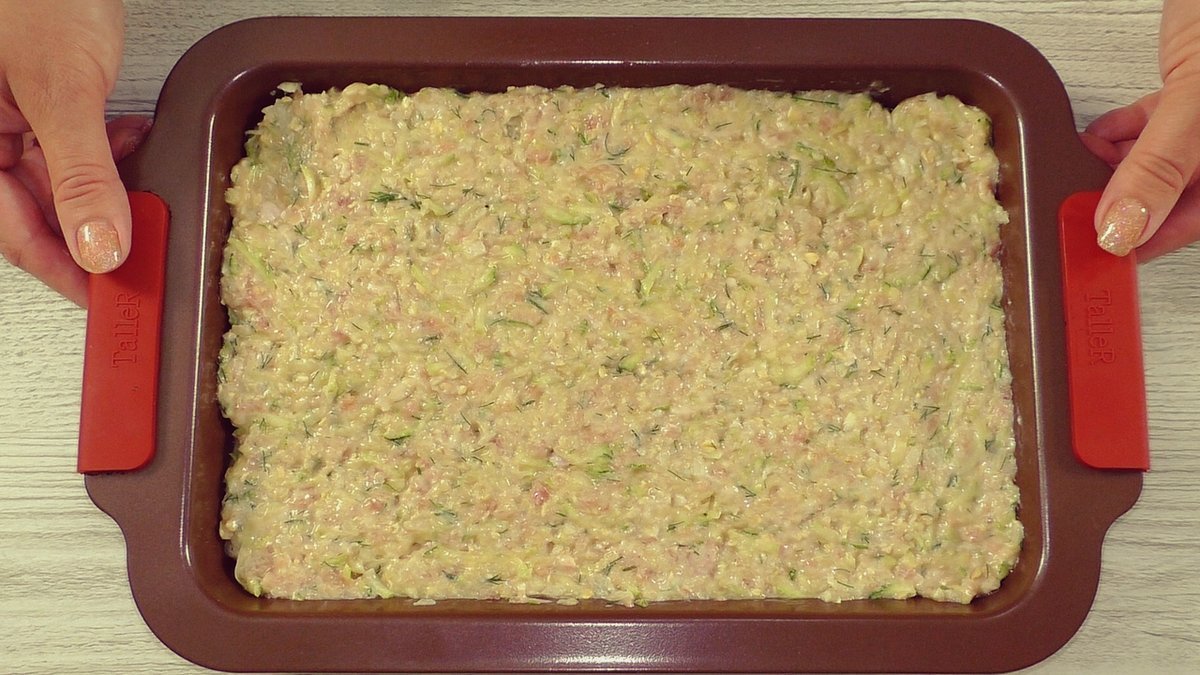 раскладываем на противень. печеньки на противне. печенье на противне. форма для выпечки пряничный человечек. печенье на пергаменте.