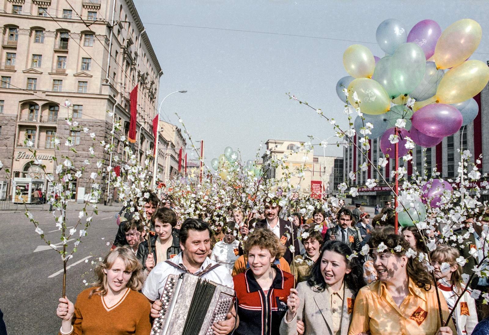 2 мая есть праздник. Первомайская демонстрация в СССР 70е. Демонстрация 1 мая в СССР. Парад Первомай. Массовые праздники.