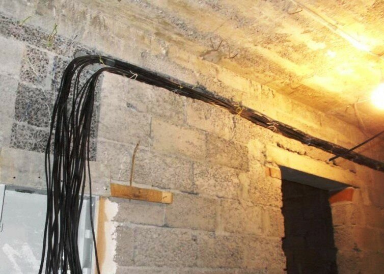 электропроводка без. проводка на потолке. прокладка проводов в квартире. электропроводка без. кабель для электропроводки.